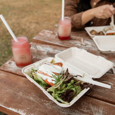 Food and drinks sitting on a poicnic table
